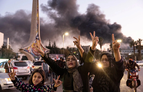 عمّت الاحتفالات ساحة الأمويين، في دمشق، يوم
الثامن من كانون الأول/ ديسمبر الجاري، عقب فرار بشار الأسد من البلاد، وسط أنباءٍ
عن أن العاصمة الروسية، موسكو، كانت وجهته.